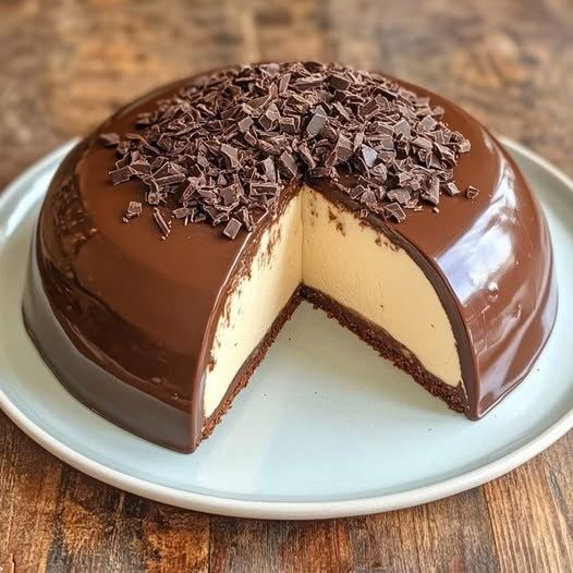 BOLO GELADO COM COBERTURA DE CHOCOLATE