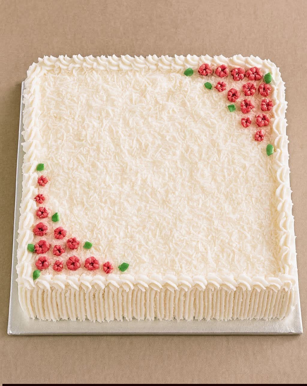 Bolo de coco com chantilly e coco ralado