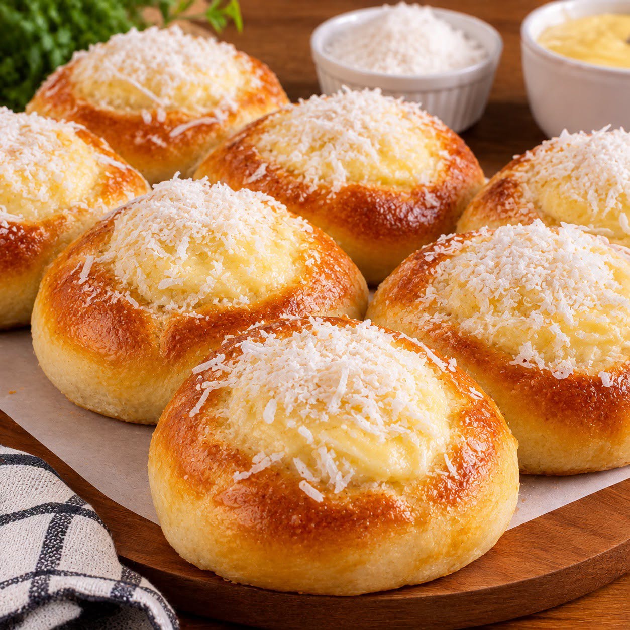 PÃOZINHOS DE PADARIA COM CREME DE CONFEITEIRO E COCO RALADO